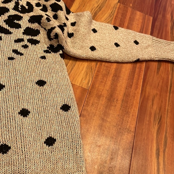 JOHN JENN SPOTTED V NECK SWEATER - Picture 7 of 12